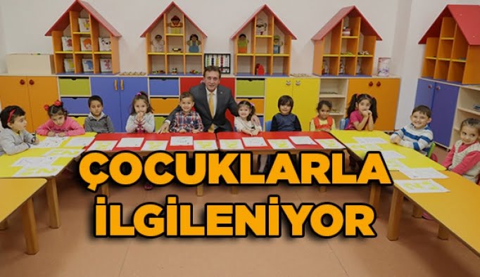 Çocuklarla ilgileniyor