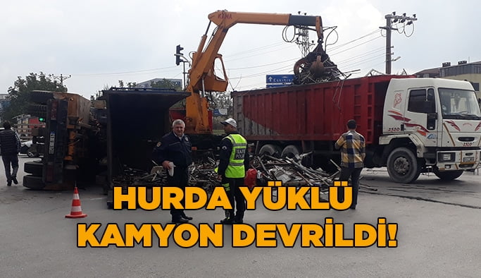 Hurda yüklü kamyon devrildi!