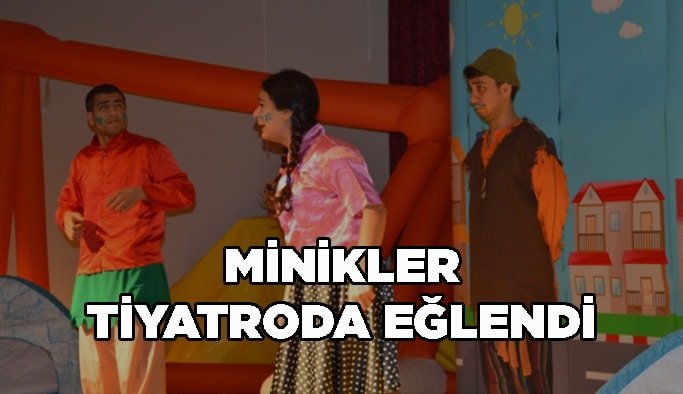 Minikler tiyatroda eğlendi