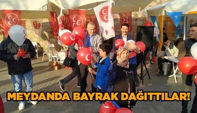 Meydanda bayrak dağıttılar!
