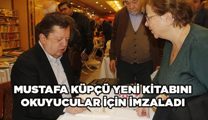 Mustafa Küpçü, yeni kitabını okuyucular için imzaladı