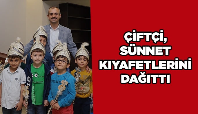 Çiftçi, sünnet kıyafetlerini dağıttı
