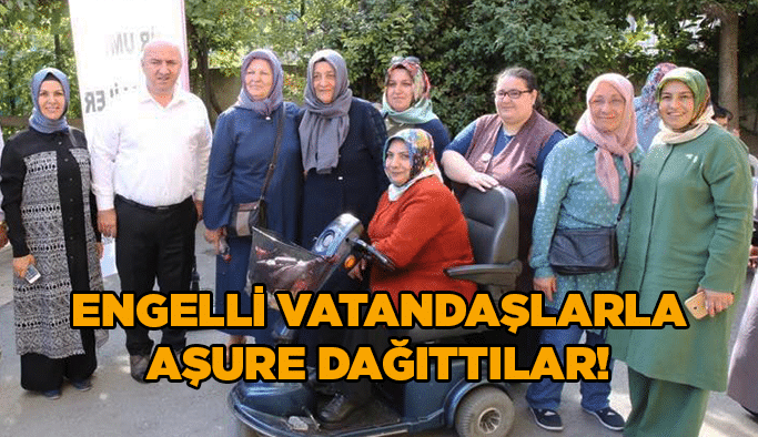 Engelli vatandaşlarla aşure dağıttılar!