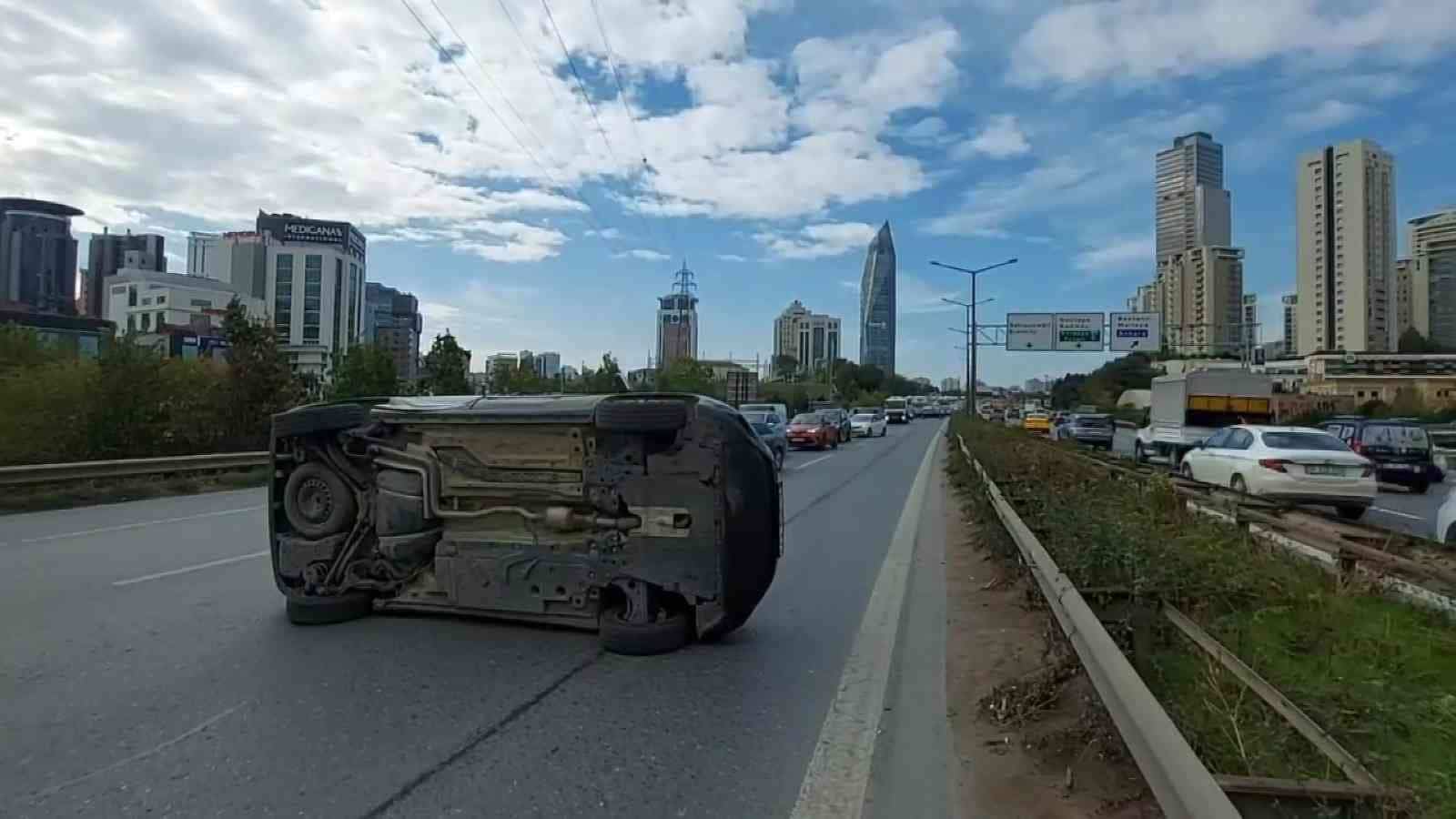 Ataşehir’de 3 aracın karıştığı zincirleme kazada 2 yaralı