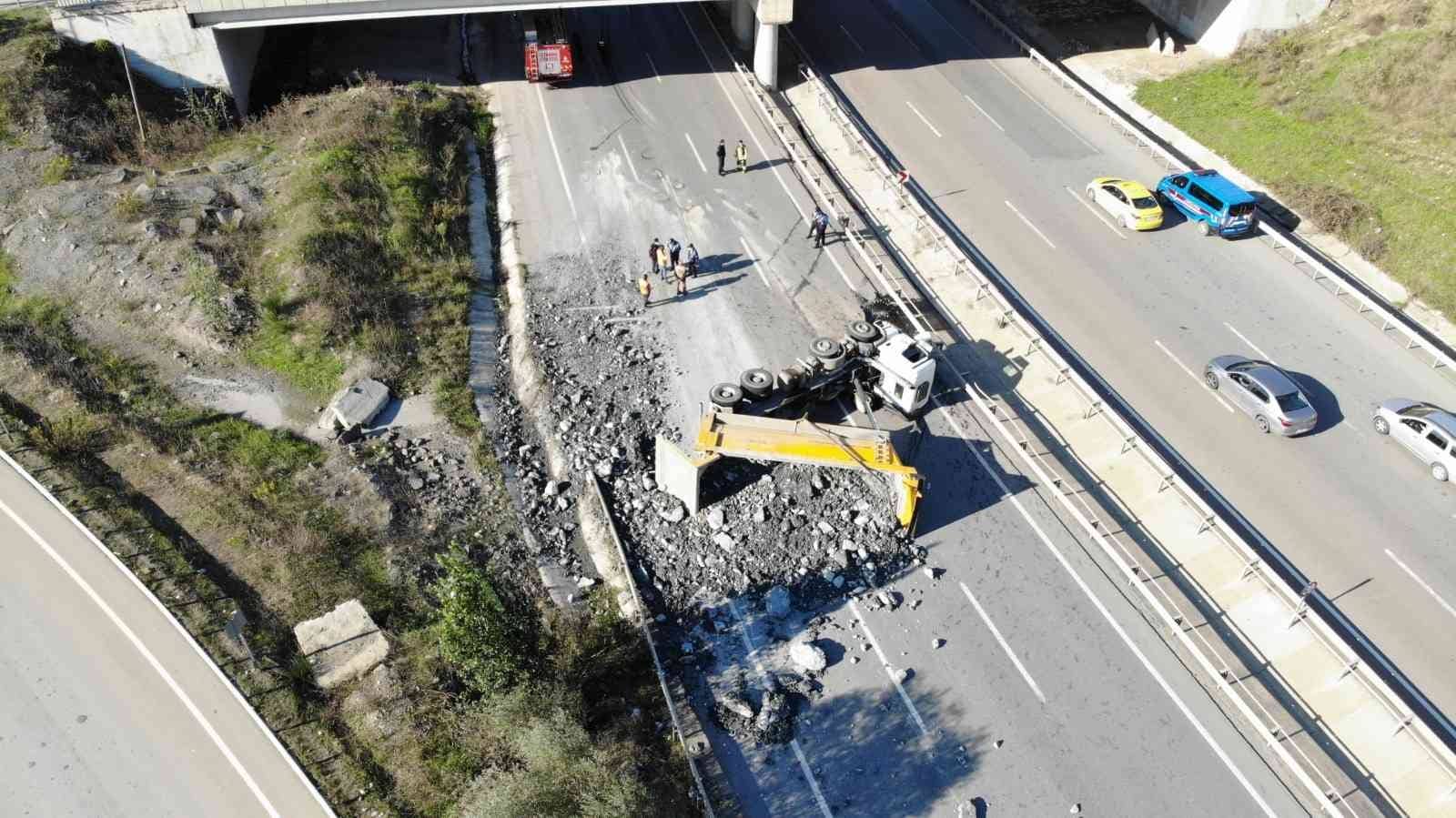 Sancaktepe’de hafriyat kamyonu yolda yan yattı: 1 yaralı