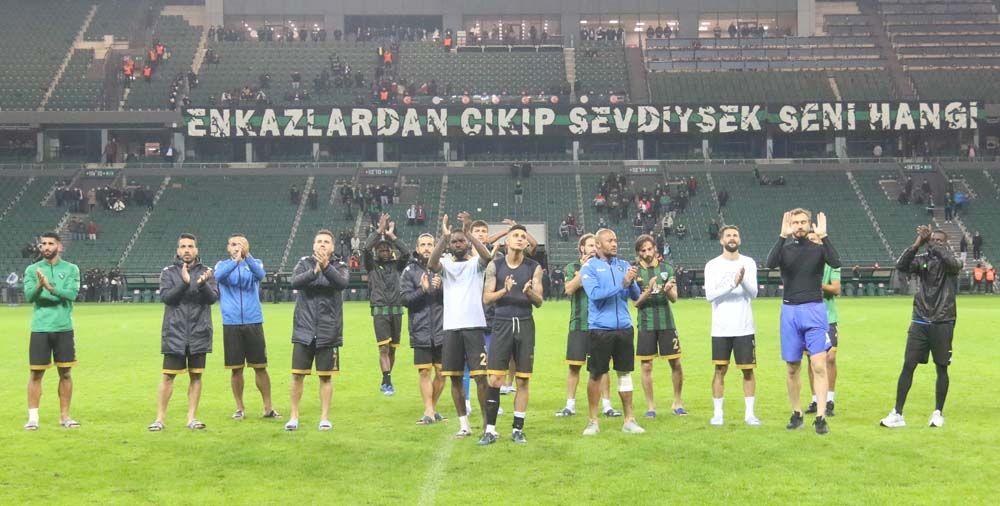 Taraftar takımı bağrına bastı