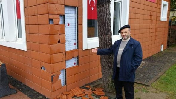 Muhtarlığa saldırdılar!