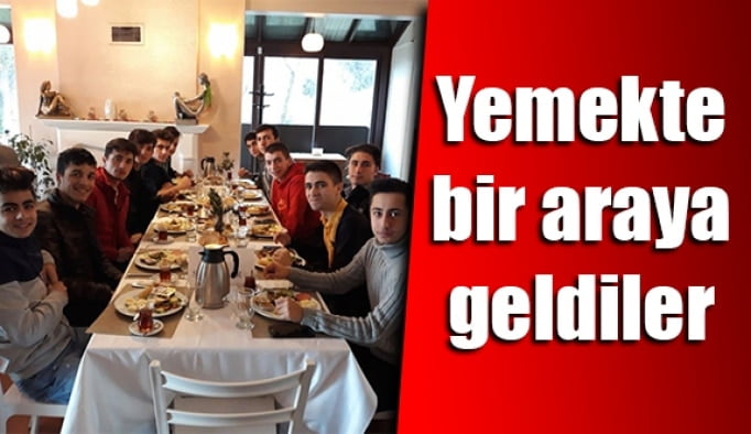 Yemekte bir araya geldiler