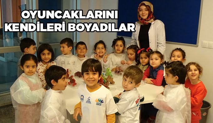Oyuncaklarını kendileri boyuyor