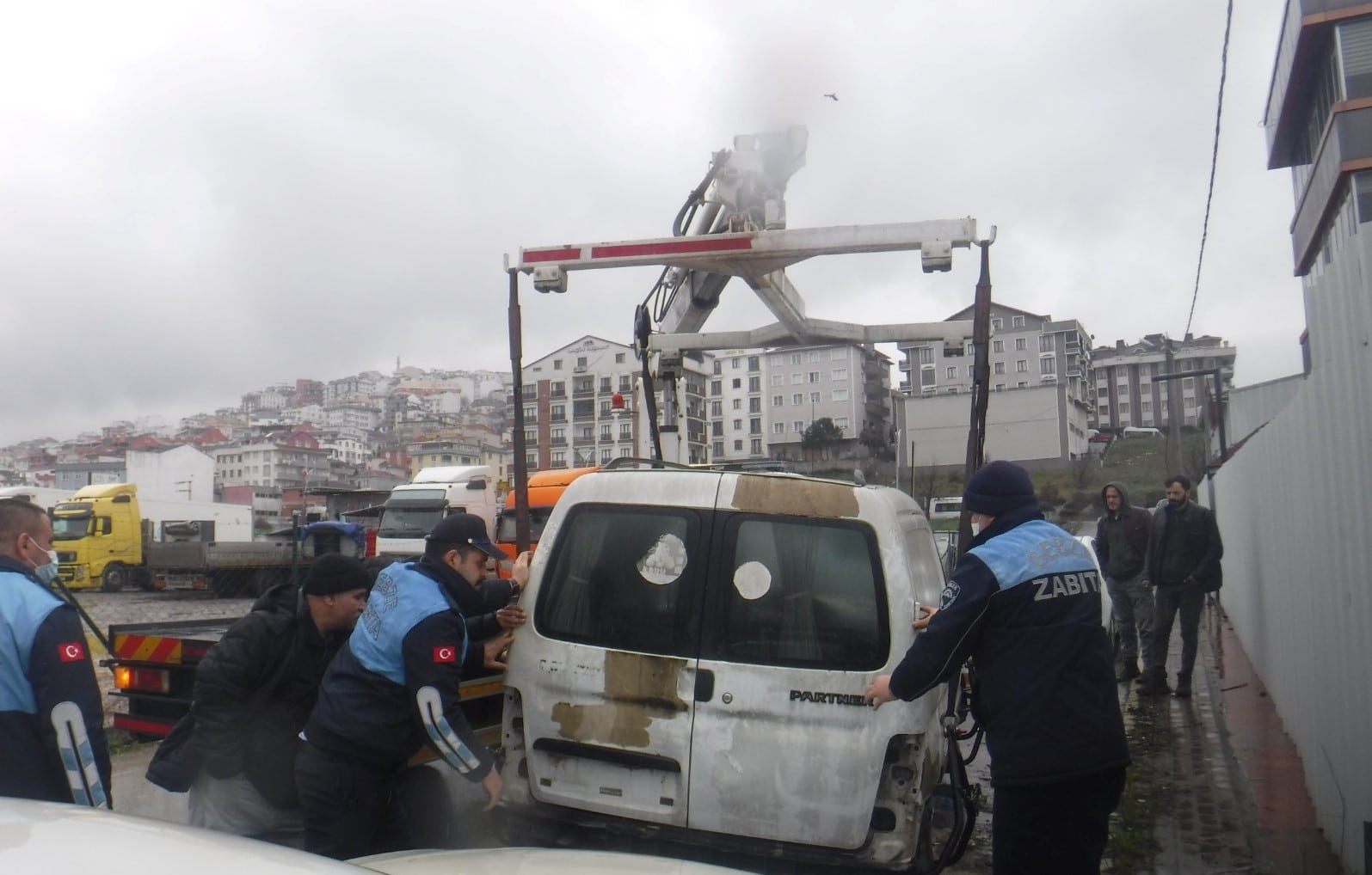 Gebze’de Hurda Araçlar Kaldırılıyor