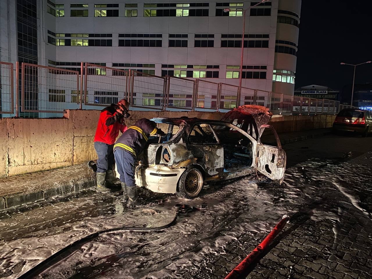 Alev Alev Yanan Otomobilden Zor Kurtuldular