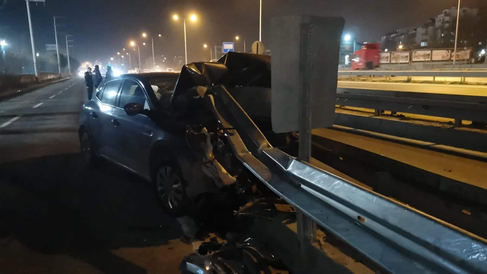 Kocaeli’de bariyerlere çarpan otomobil sürücüsü yaralandı