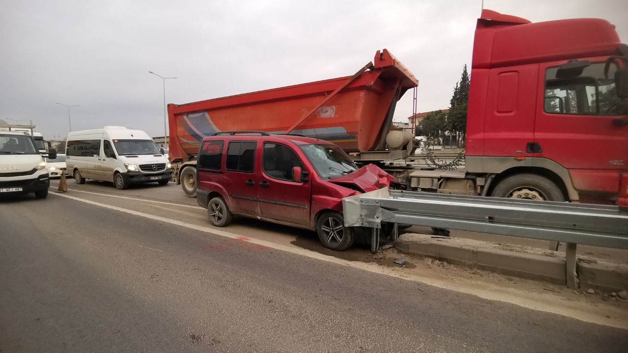 Ticari Araç Bariyere Saplandı