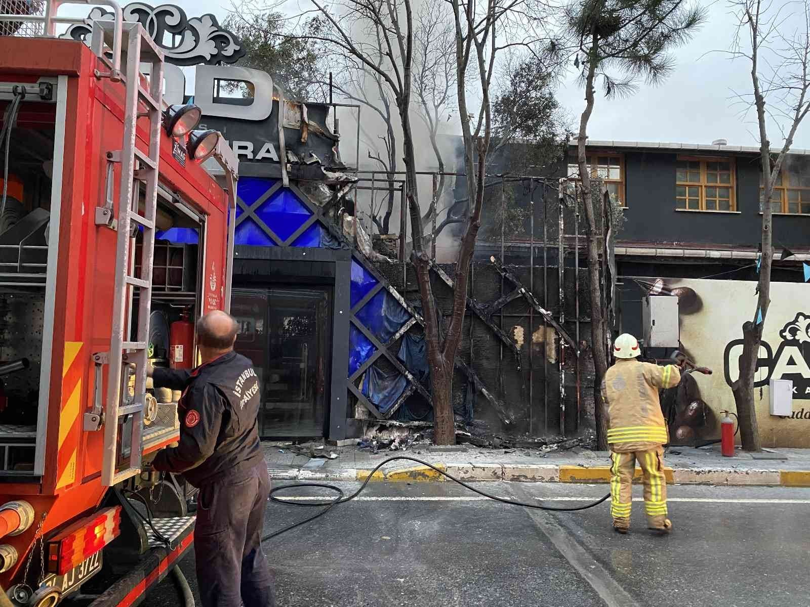 Beylikdüzü’nde iki katlı kafede yangın