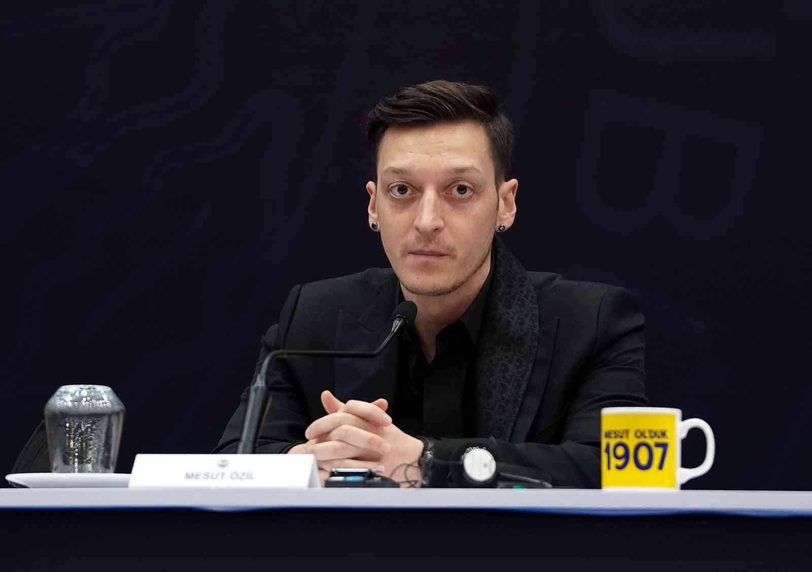 Mesut Özil’den takım arkadaşlarına uyarı!
