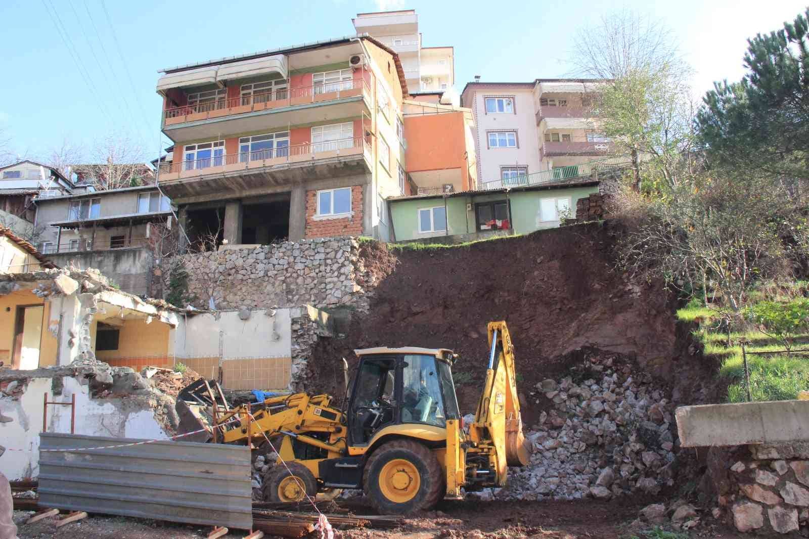 Çöken istinat duvarında çalışmalar devam ediyor