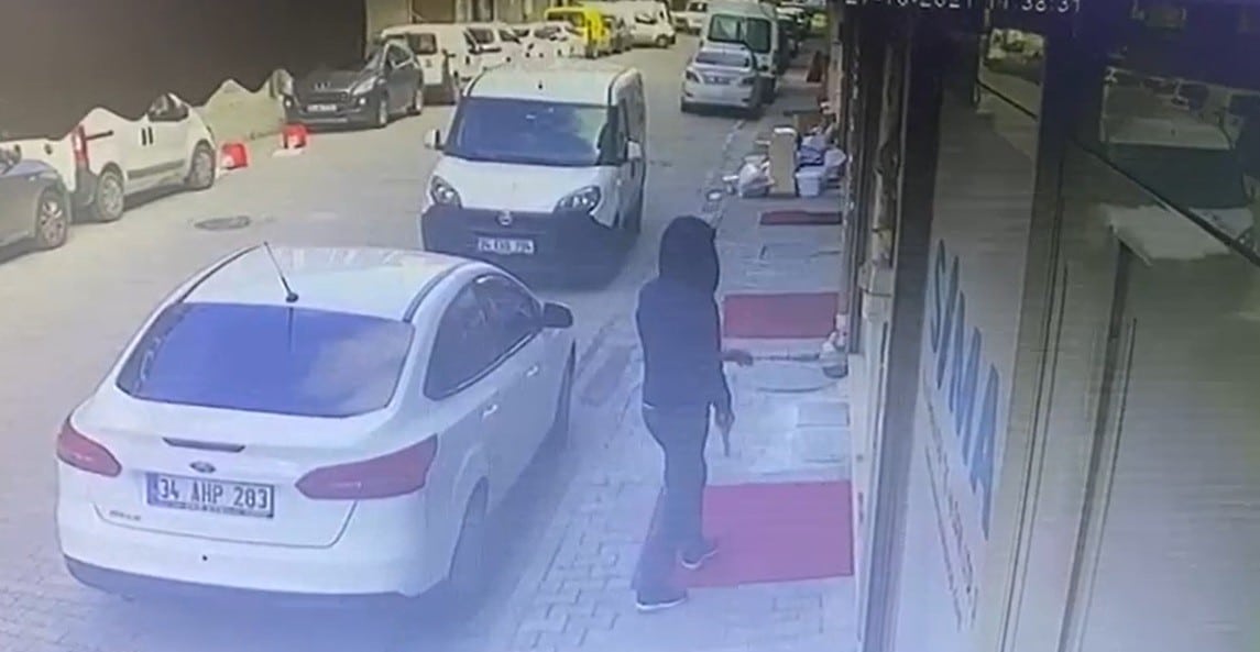 Esenlerde iş yerine silahlı saldırı kamerada