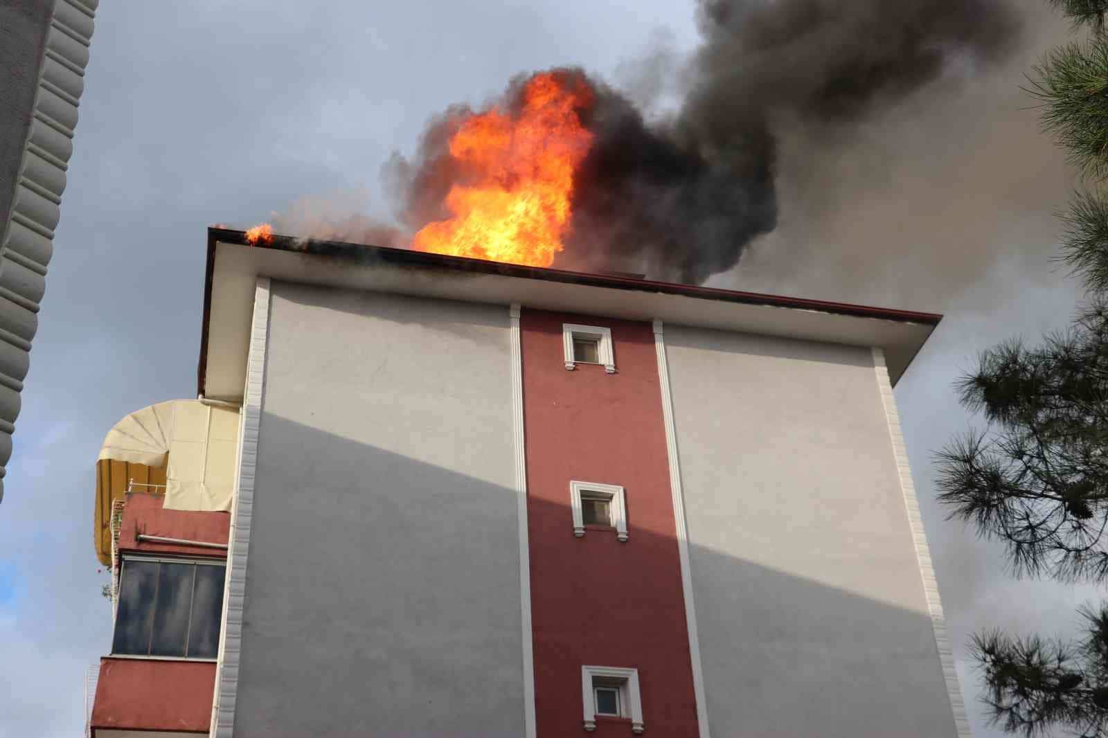 Binanın çatısında çıkan yangın mahalle sakinlerini korkuttu