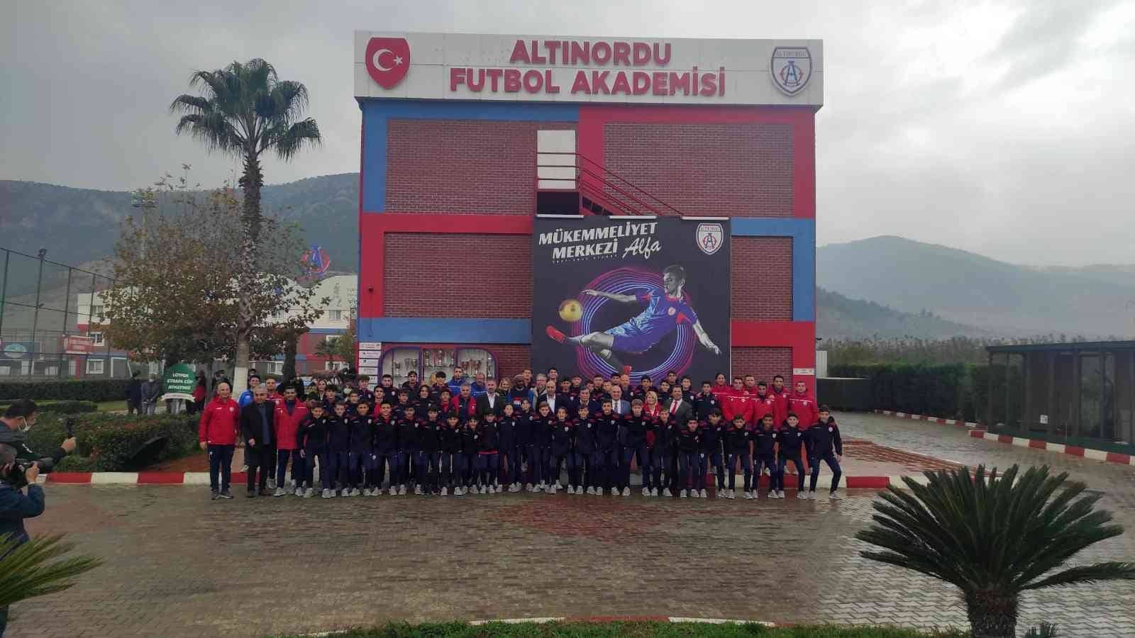 Futbolun efsaneleri Selçuk’ta buluştu
