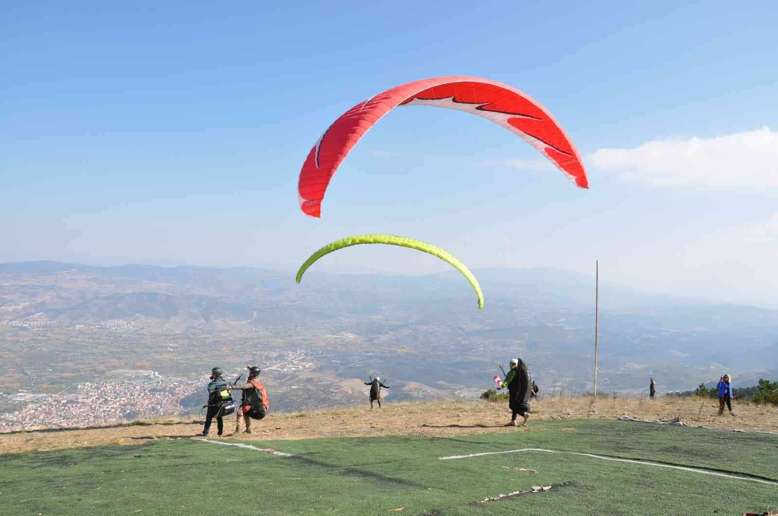 Yamaç paraşütü pilotları Kestane Dağı’nda buluştu