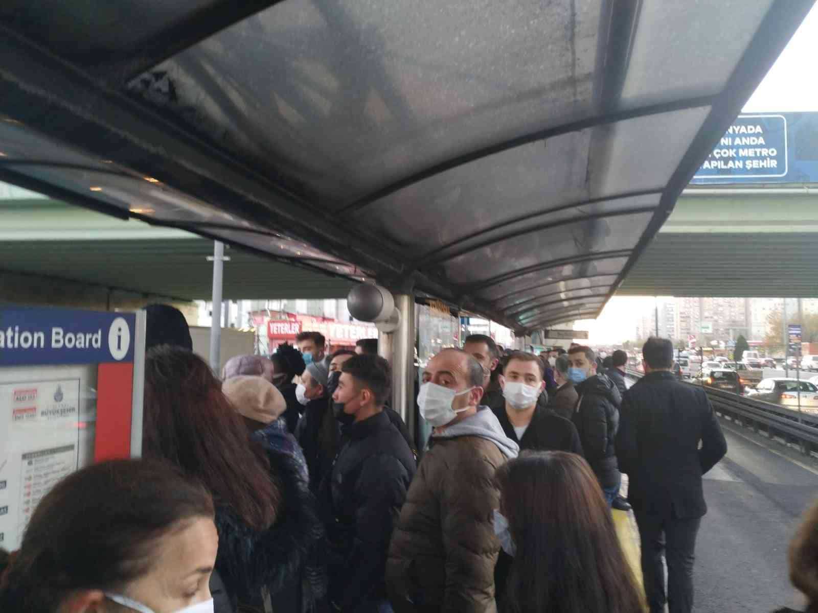 Metrobüs arazı yaptı, duraklarda yoğunluk oluştu