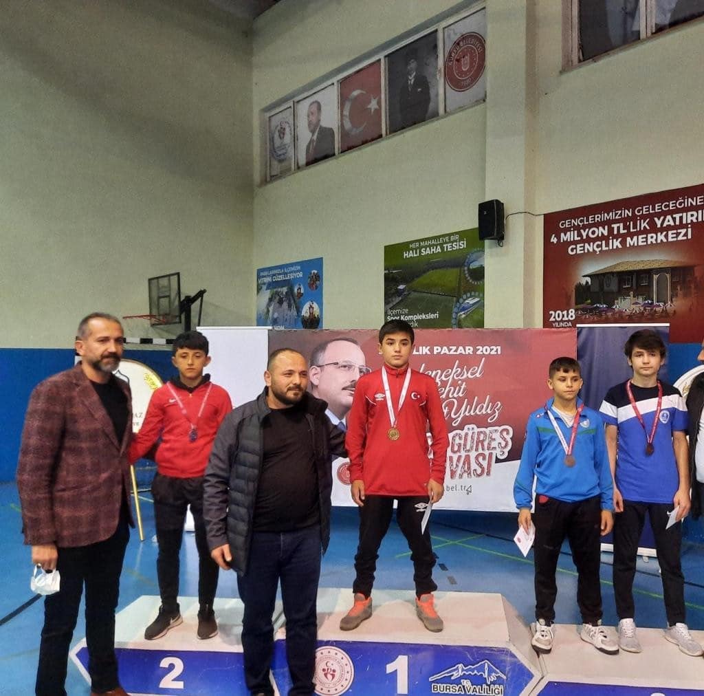 Kağıtsporlu güreşçiler kürsüdeki yerini aldı