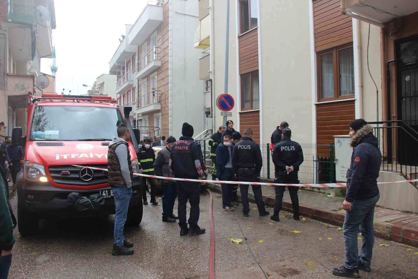 Binanın zemin katında çıkan yangın korkuttu