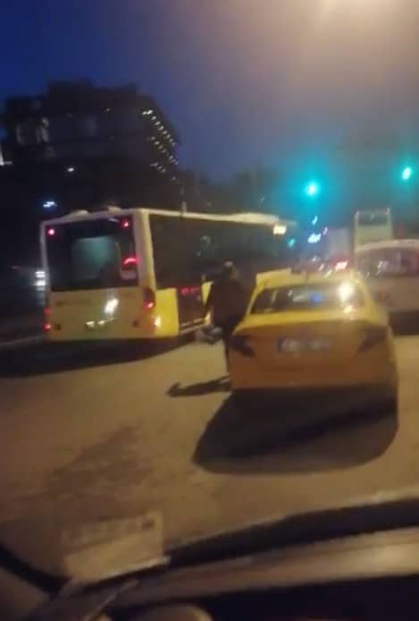Beyoğlu’nda korku dolu anlar kamerada: Taksicinin ittiği kadın otobüsün altında kalıyordu
