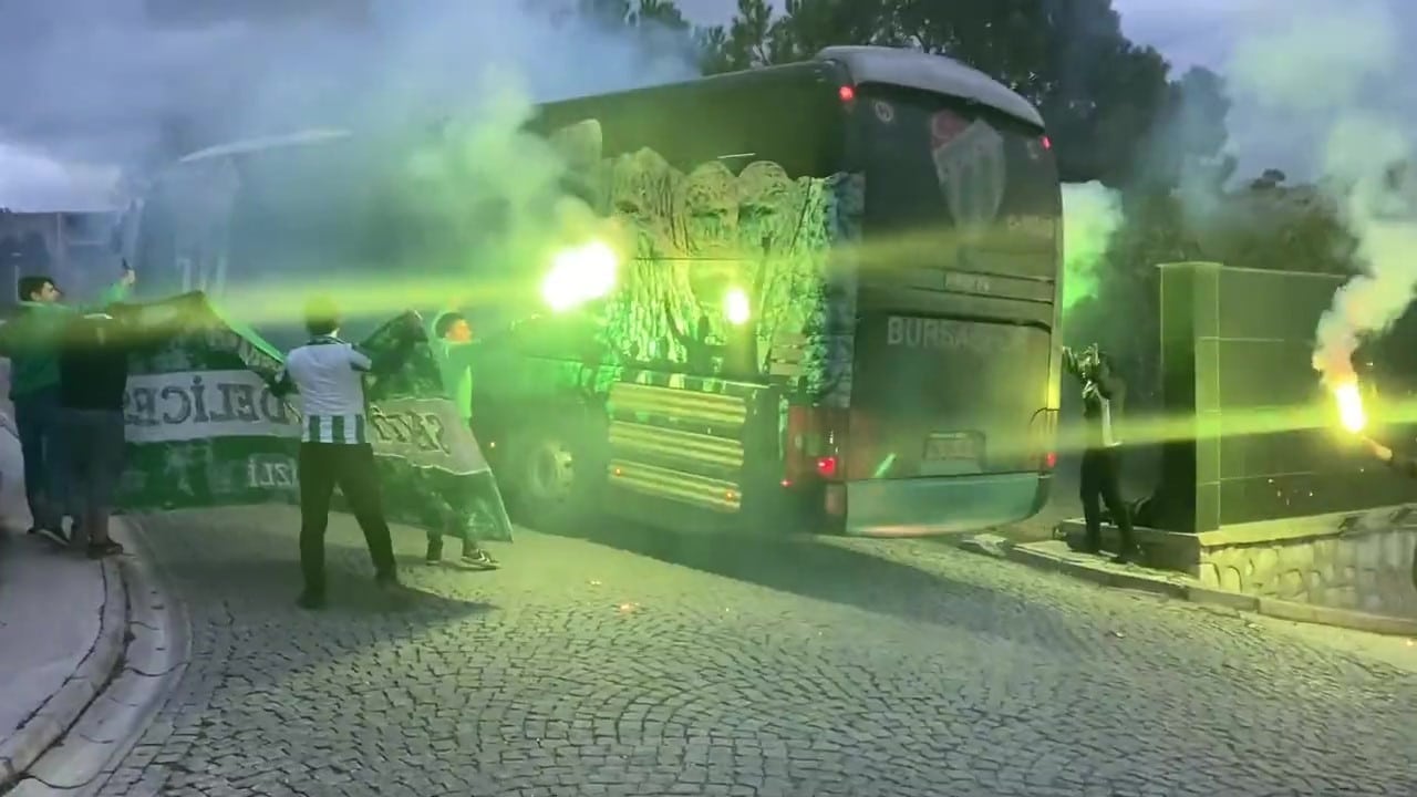 Denizli’de bulunan Bursaspor taraftarları takımını karşıladı
