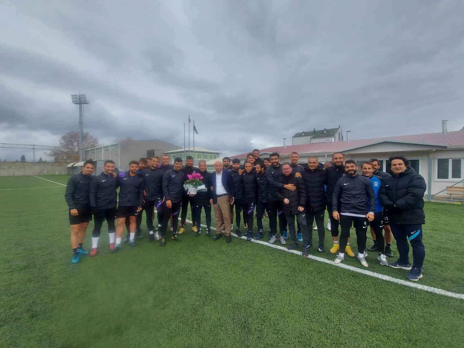 Futbolculardan, emekli öğretim üyesi olan teknik direktörlerine sürpriz