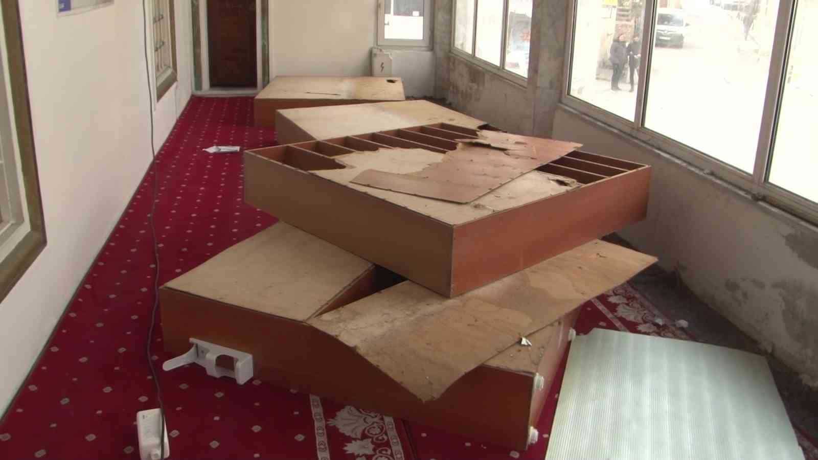 Büyükçekmece’de akli dengesi bozuk kadın camiye zarar verdi