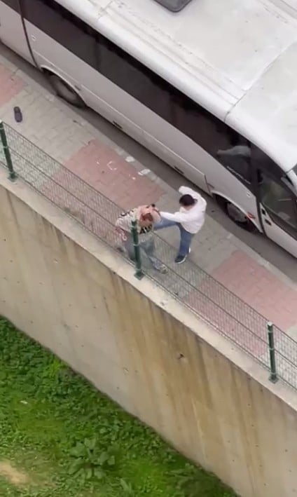 Eski eşini sokak ortasında dövüp saçlarını kesti