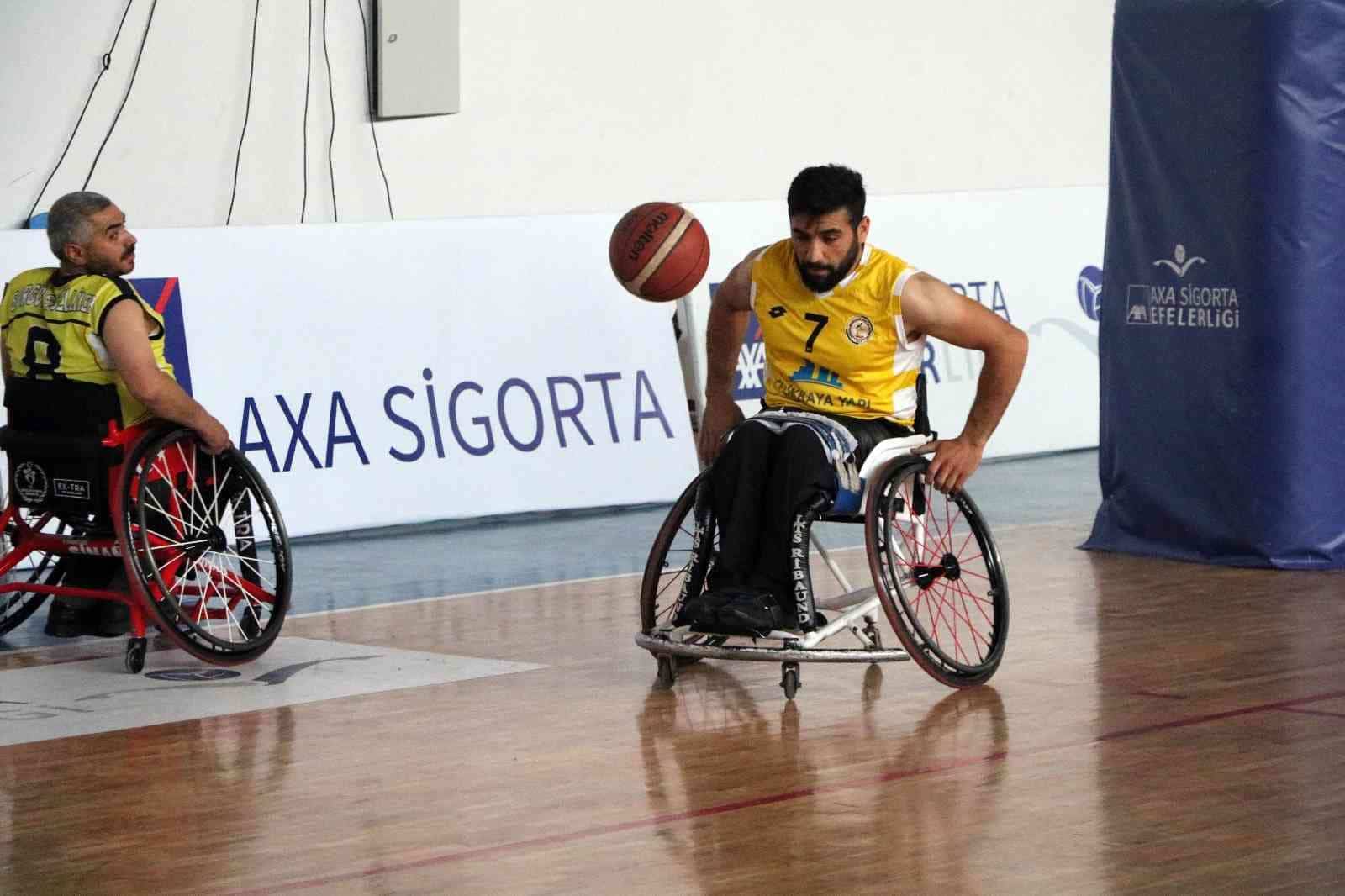 Engelleri basketbol oynayarak aşıyorlar