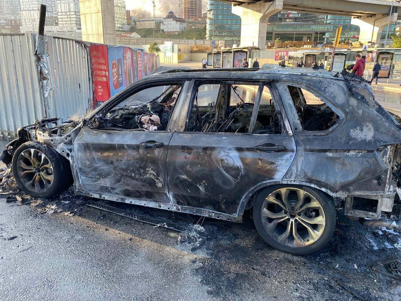 Kadıköy’de yanan otomobili arkasına alıp selfie çekti