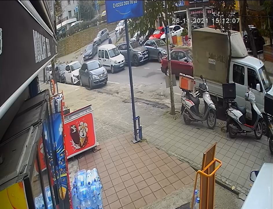 Kadıköy’de kadın sürücü fren yerine gaza bastı, ortalık savaş alanına döndü