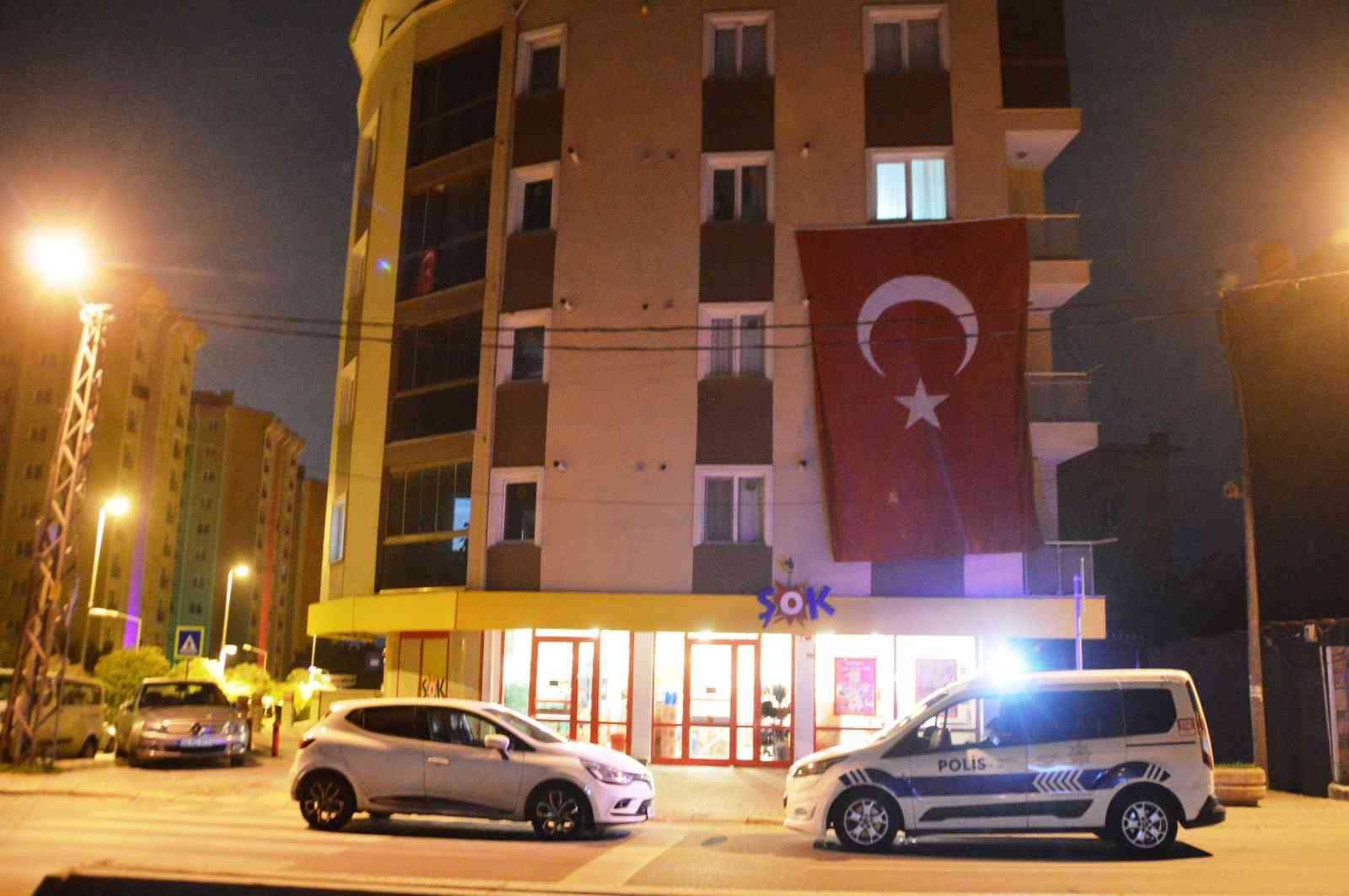 Şırnak’ta şehit olan askerin İstanbul’daki evine Türk bayrağı asıldı