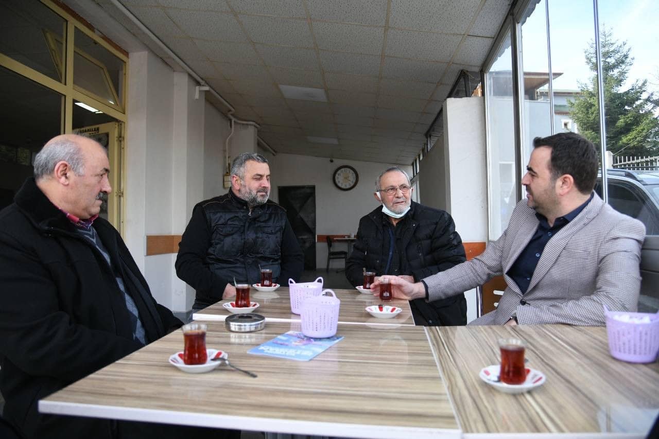 Sahada incelemelerde bulunan Özlü, vatandaşlarla sohbet etti