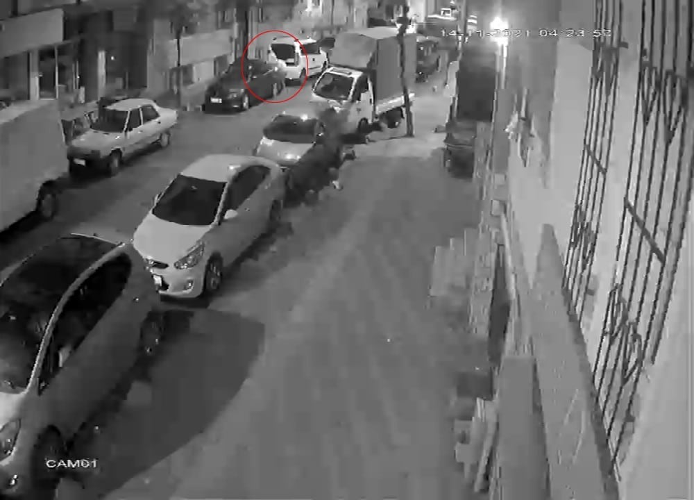 İstanbul’da çalıntı plakalı araçla iki iş yerini soyan hırsızlar yakalandı