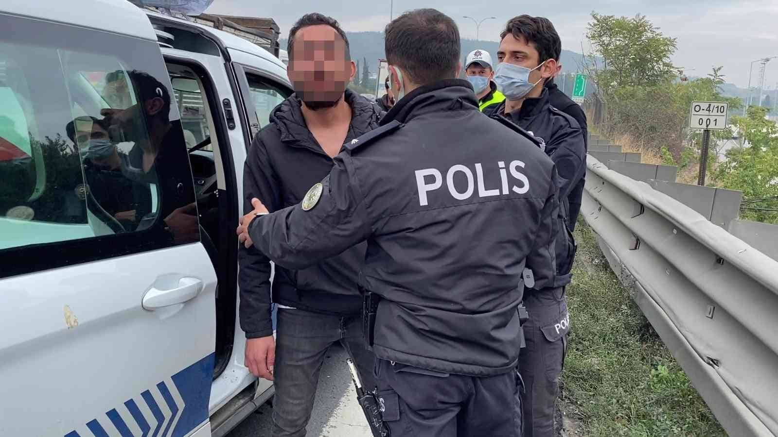 Alkollü sürücü TEM’de bariyere çaptığı kazadan yara almadan kurtuldu