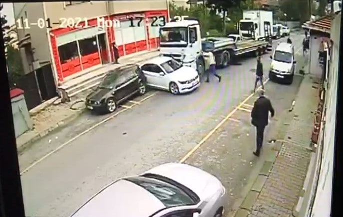 Sultanbeyli’de park halindeki otomobillere çarpan sürücüsüz tır kamerada