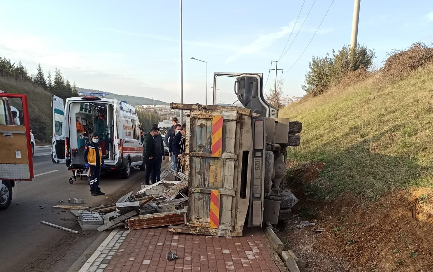 Hurda yüklü kamyonet devrildi, sıkışan sürücüyü itfaiye ekipleri kurtardı