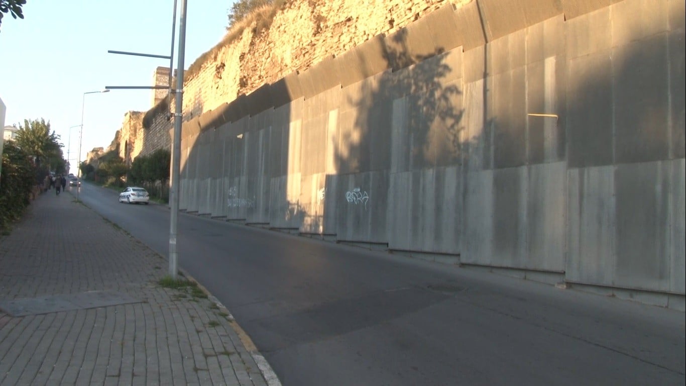 Tarihi surlardan dökülen taşlar için alınan önlem kazaya davetiye çıkardı