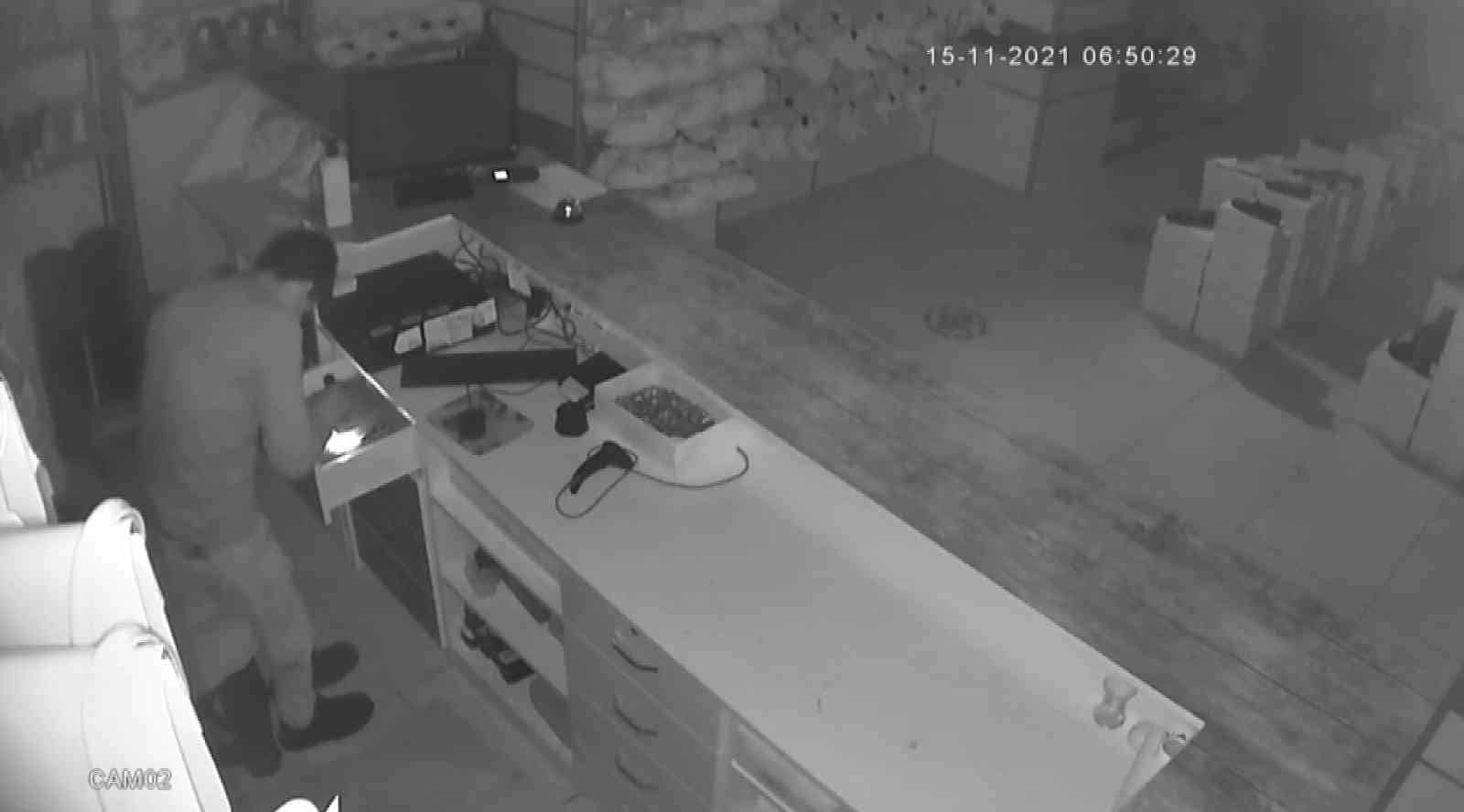 Alarm çalınca güvenlik kamerası kayıt cihazı yerine müzik setini çaldı