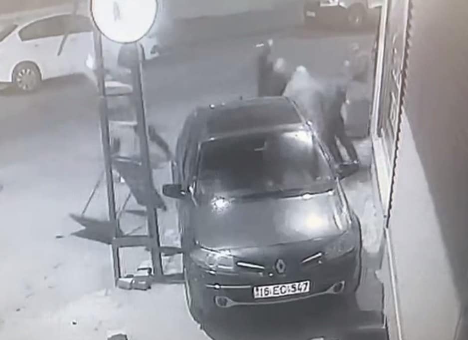 Esenyurt’ta “köpeğim kayboldu” bahanesiyle amca ve yeğenin bıçaklanma anı kamerada