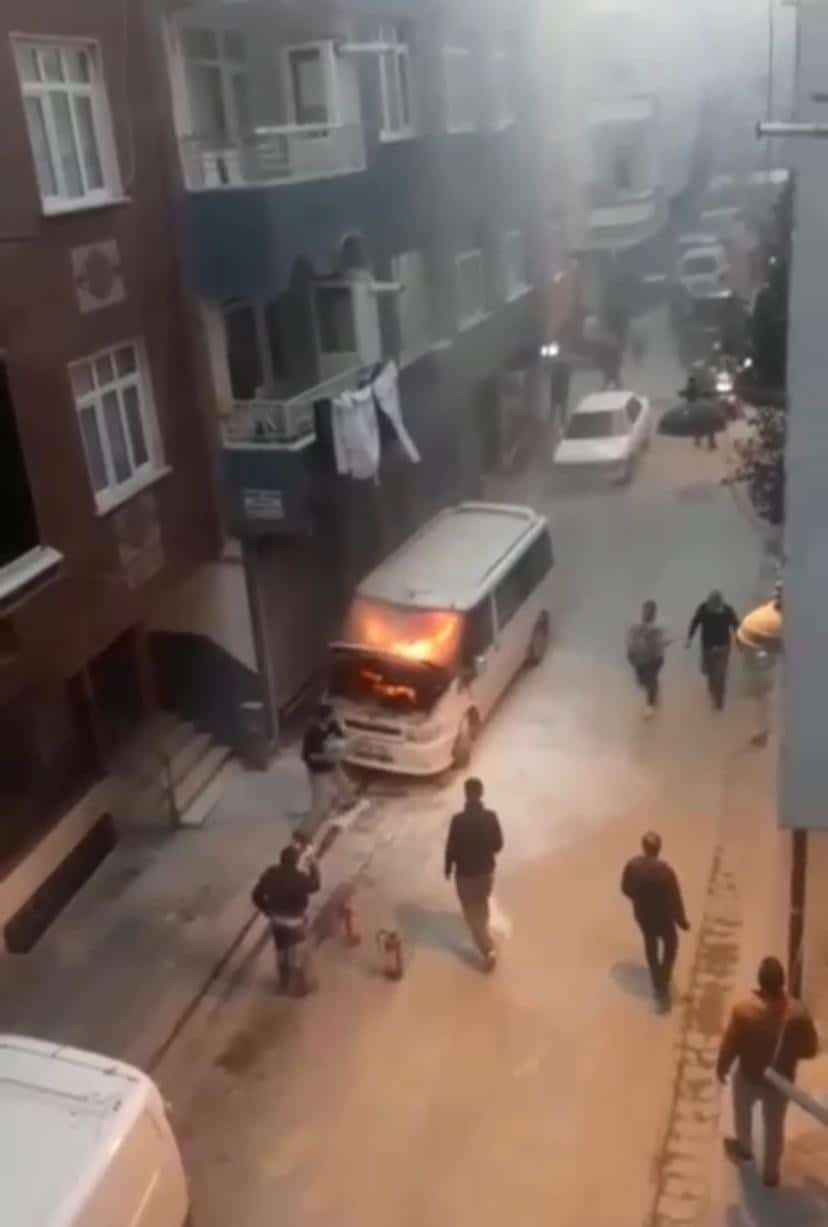 Zeytinburnu’nda yanan minibüsü damacanayla su taşıyıp söndürdüler