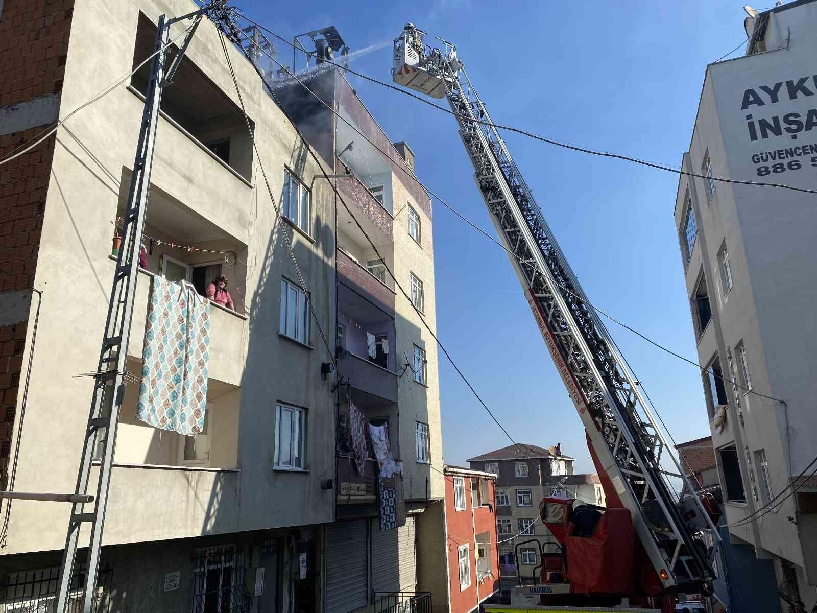 Avcılar’da korkutan çatı yangını