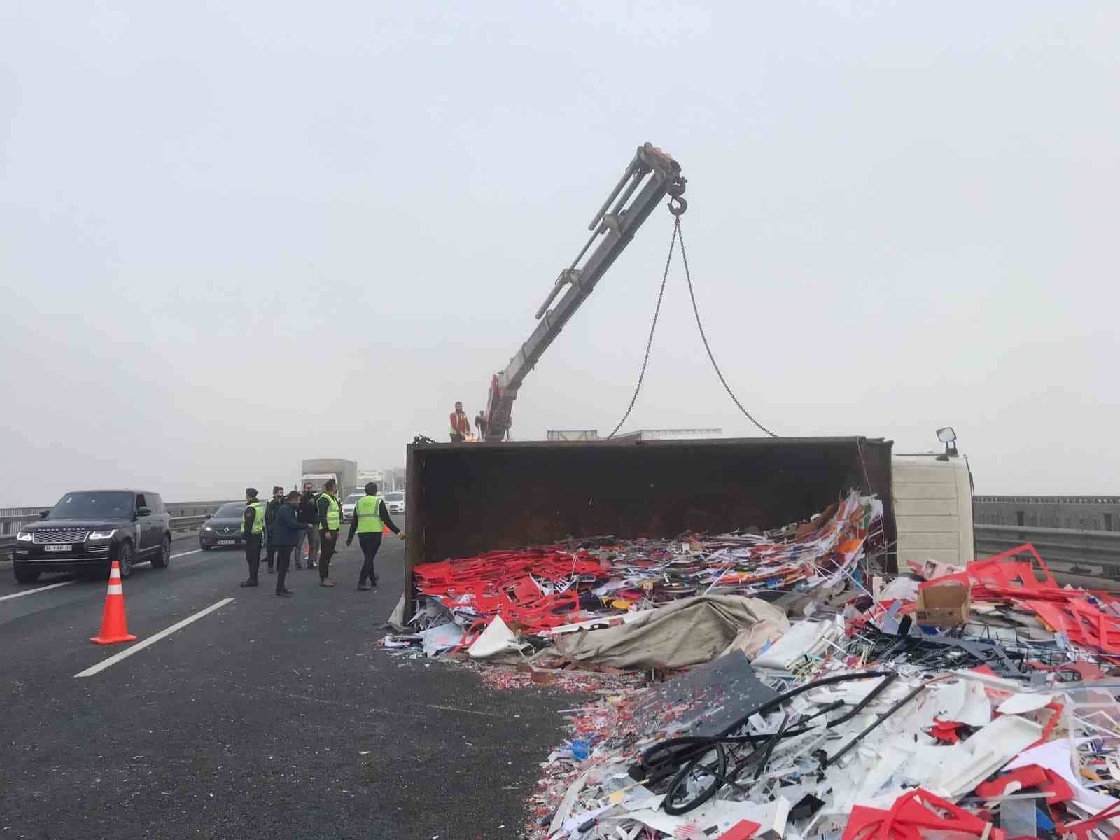 Kuzey Marmara Otoyolunda 6 aracın çarpışmasıyla zincirleme kaza meydana geldi. Kamyonun yola devrildiği kazada 3 kişi yaralandı.