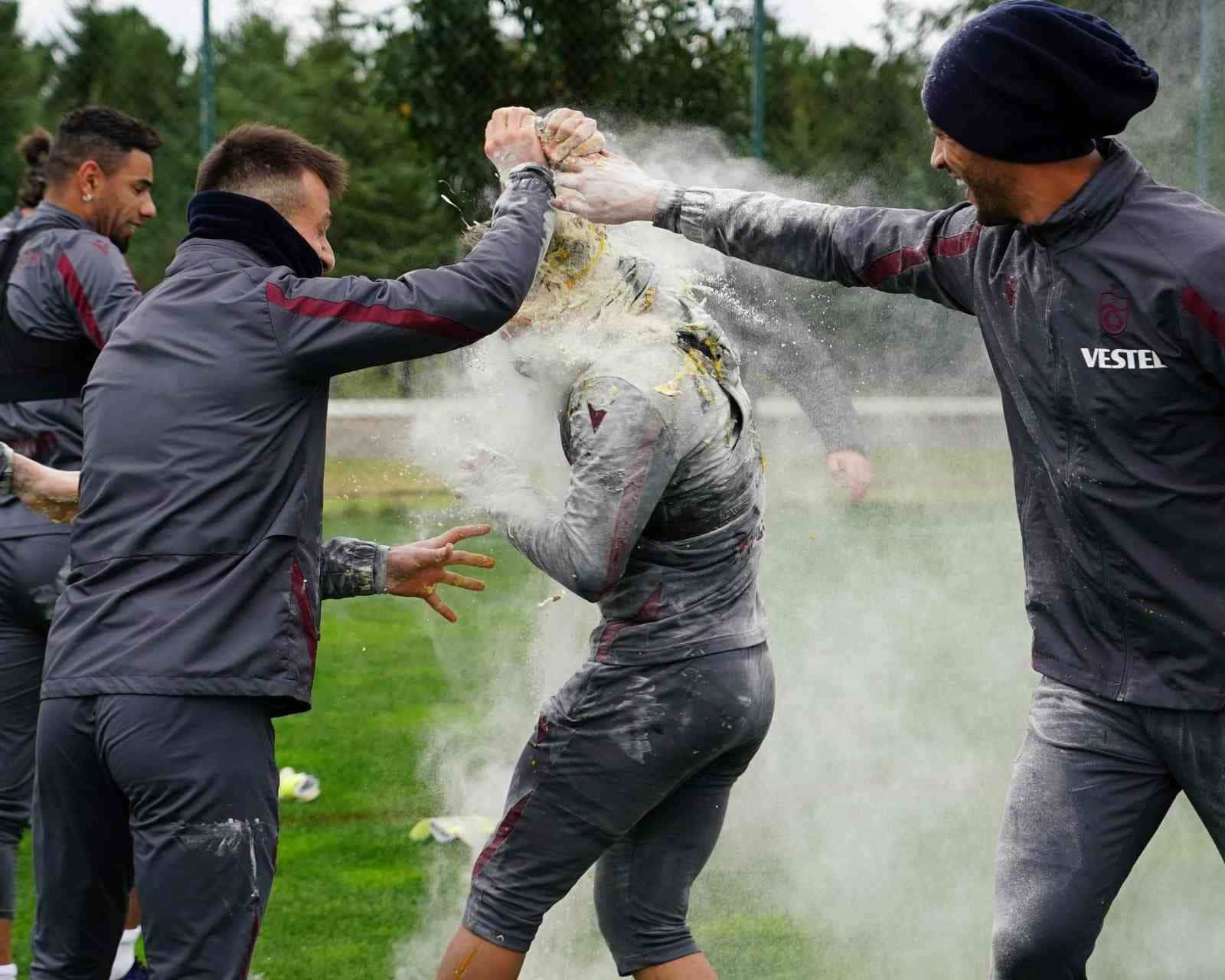 Trabzonspor’da Yusuf Sarı’ya Brezilya usulü  doğum günü kutlaması