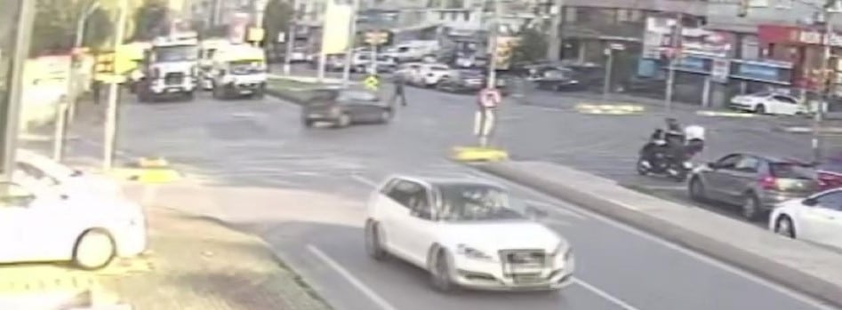 Kadıköy’de yolun karşısına geçen yaşlı kadına araba çarptı