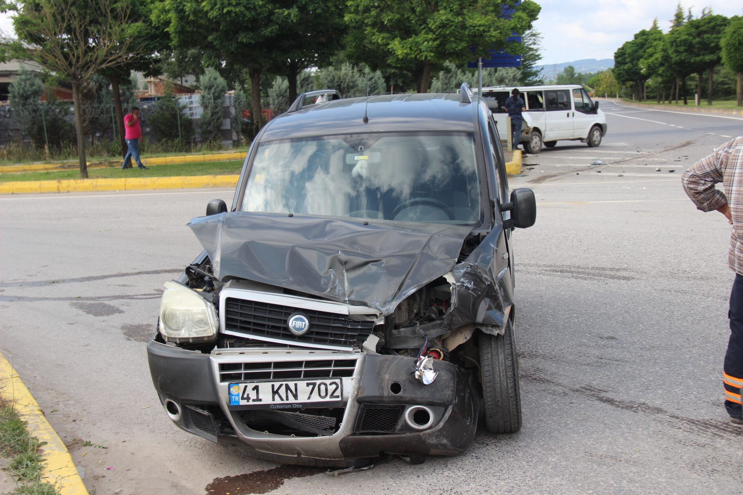 Minibüs İle Hafif Ticari Araç Çarpıştı